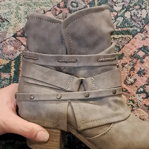 Stylish Gray Ankle Boots - Picture 11 of 14